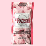 Frosé aux fraises dans un sachet de couleur rose avec des dessins de fraise