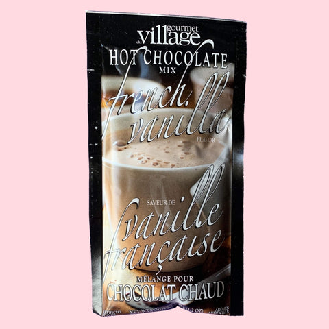 Chocolat chaud à la vanille française dans une tasse onctueuse