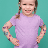 Tatouages papillons sur bras d'une petite fille