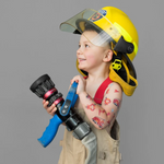 Tatouages pompiers sur bras d'un petit garçon qui utilise équipement pompier