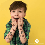 Tatouages tracteurs sur les bras d'un petit garçon