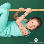 Tatouages paresseux sur bras d'une petite fille