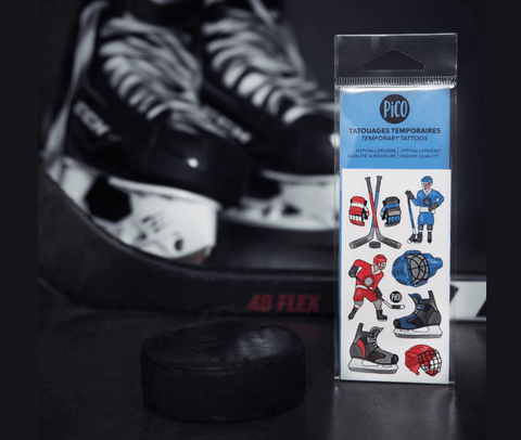 Tatouages hockey de Pico Tatoo avec patin, gant, casque et equipement de hockey avec decor de patin et puck