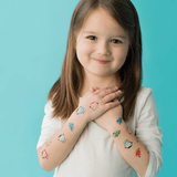 Tatouages pense à moi de Pico Tatoo sur les bras d'une petite fille