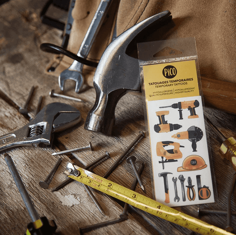 Tatouages outils de construction jaune et noir pour bricoleur de Pico Tatoo sur décor outils