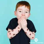 Tatouages cacas de Pico Tatoo sur les bras d'un petit garçon