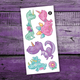 Tatouages dinosaures rose, violet et vert avec cornes de Pico Tatoo